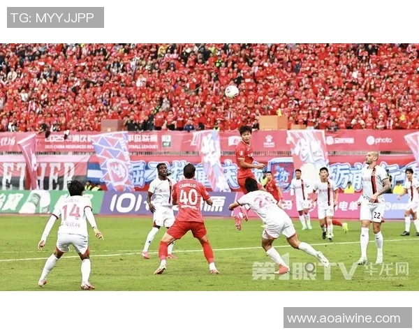 上港与重庆激战正酣比分悬念迭起引发球迷热议